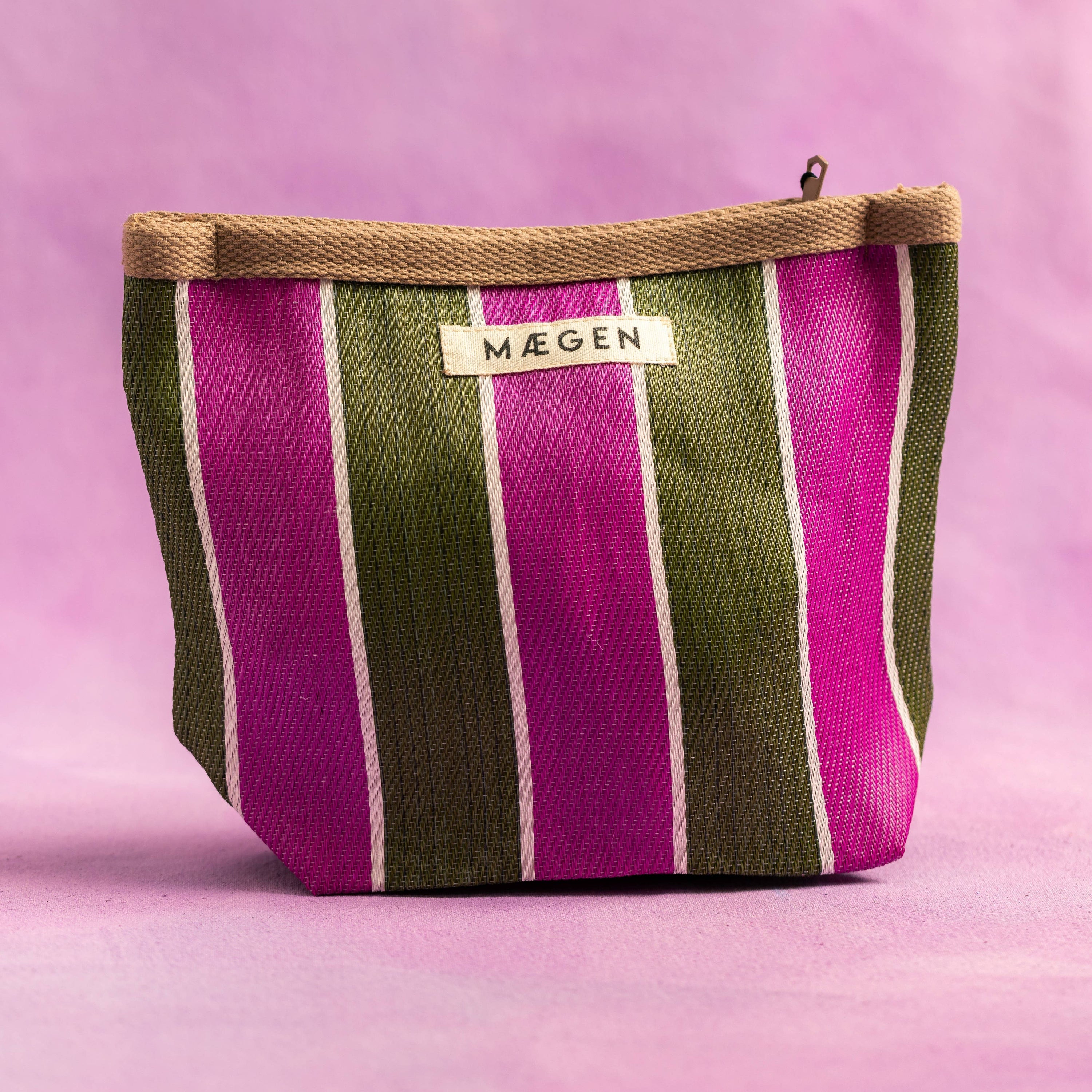 Striped bag with 'Máegen' label on a pink background