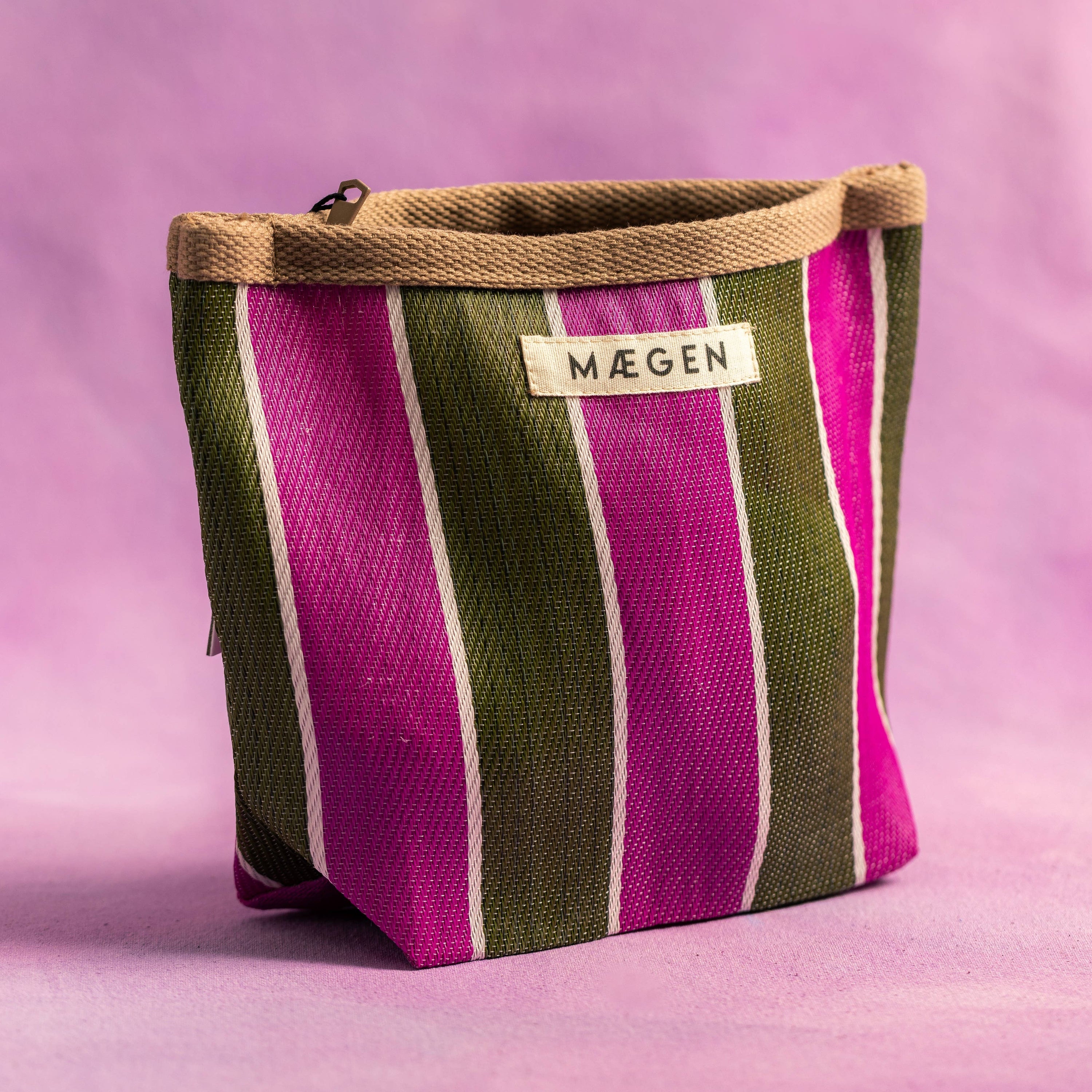 Striped green and pink bag with 'Máegen' label on a pink background