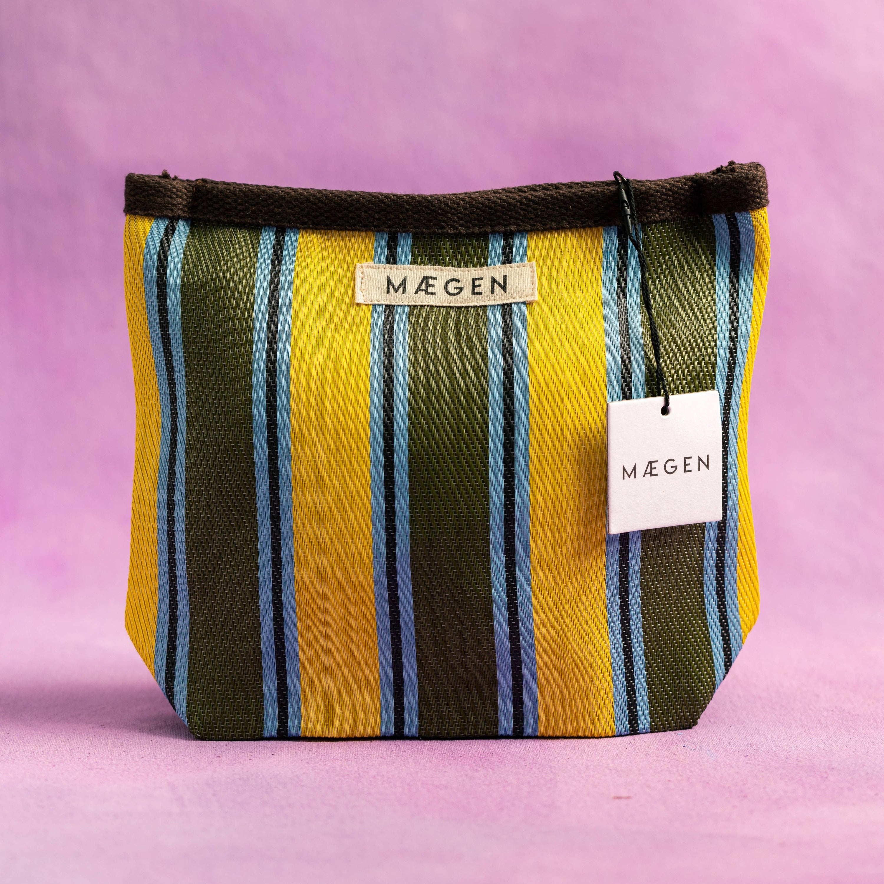 Striped pouch small bag with 'Máegen' branding on a pink background